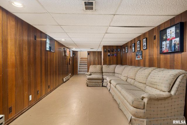 2617 W KENWOOD Avenue, West Peoria, IL 61604