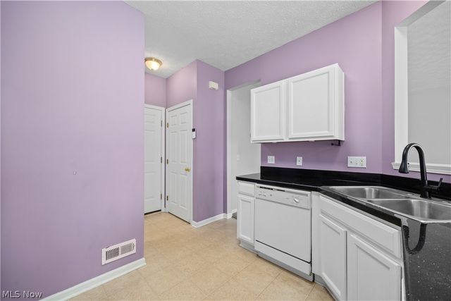 29026 Pembrooke Boulevard, Olmsted Falls, OH 44138