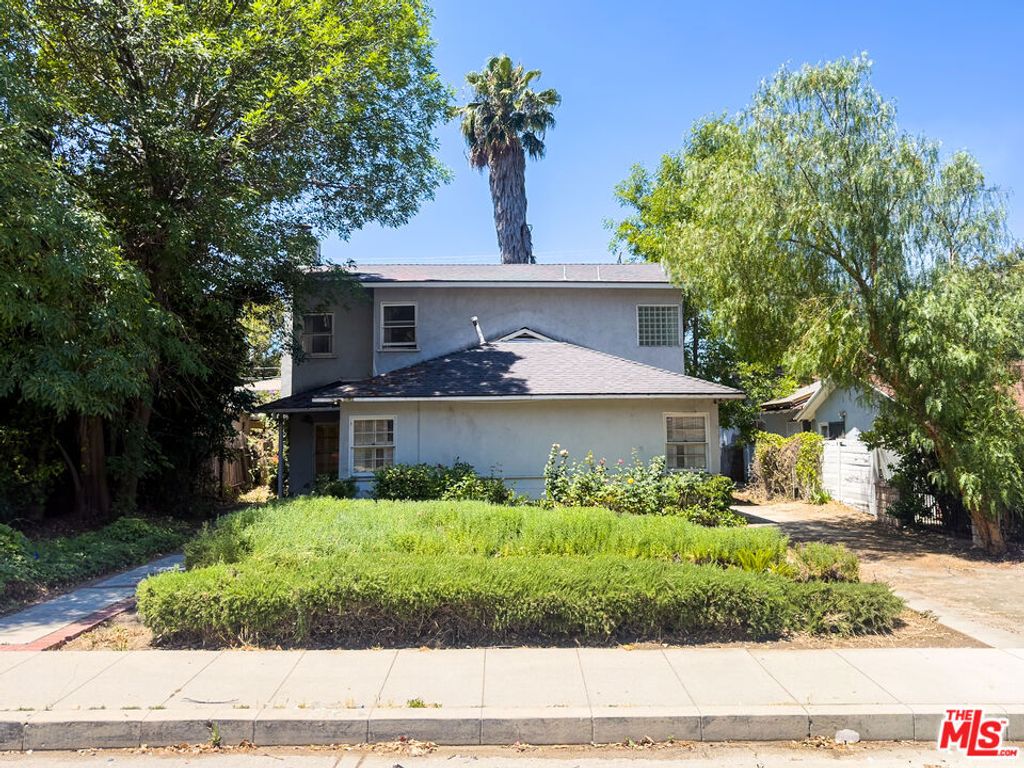 Image 1 of property listing at 5207 Don Pio Drive, Woodland Hills, CA 91364