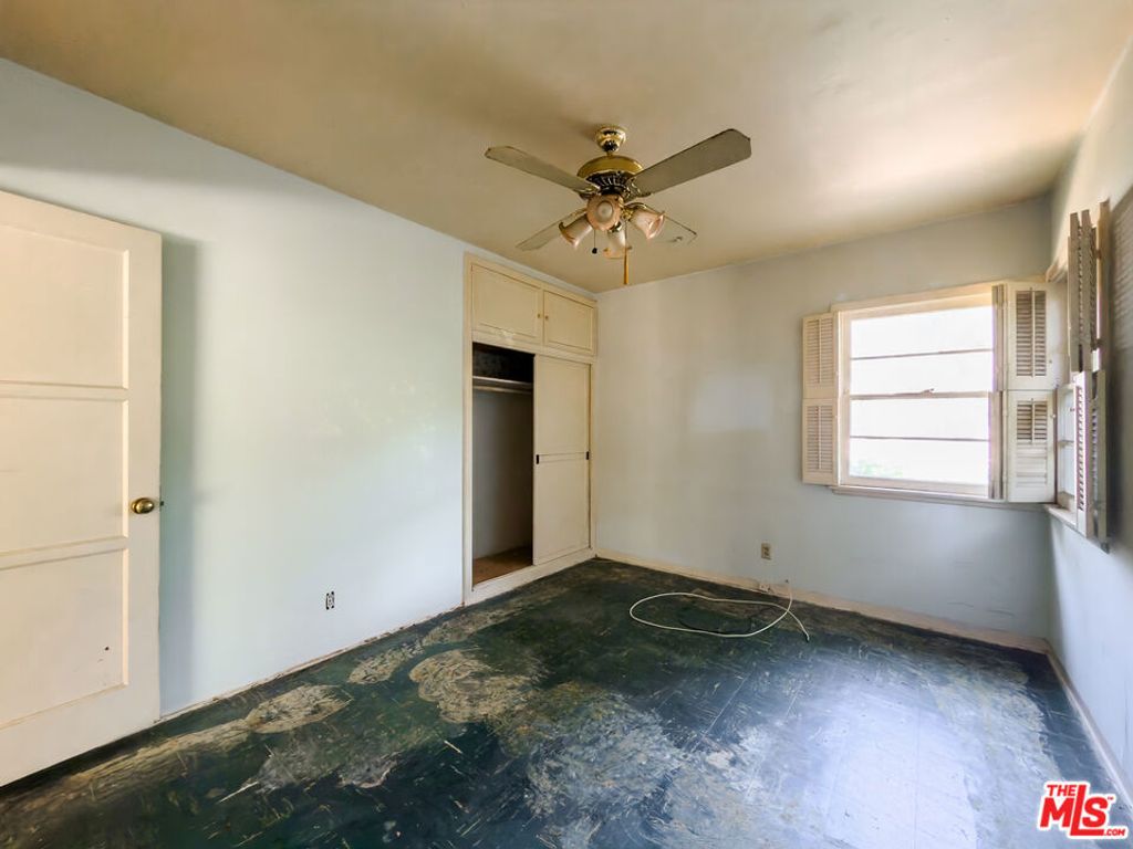Image 10 of property listing at 5207 Don Pio Drive, Woodland Hills, CA 91364