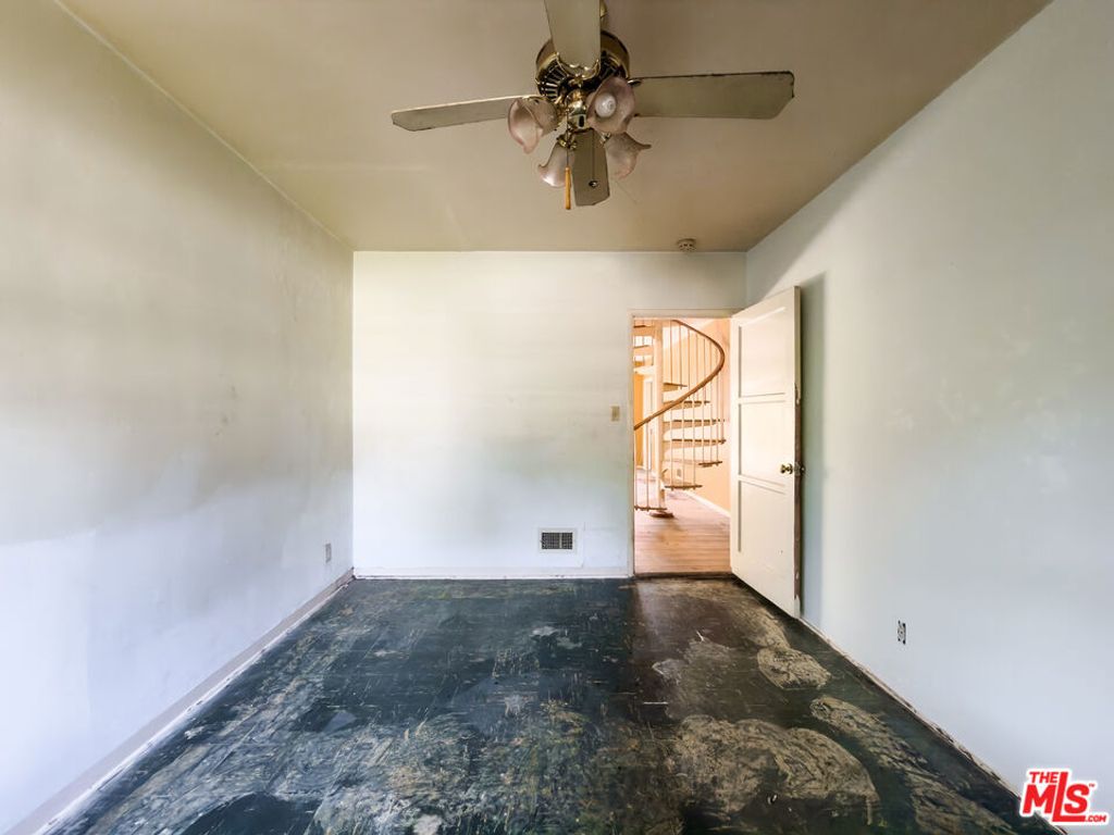 Image 11 of property listing at 5207 Don Pio Drive, Woodland Hills, CA 91364
