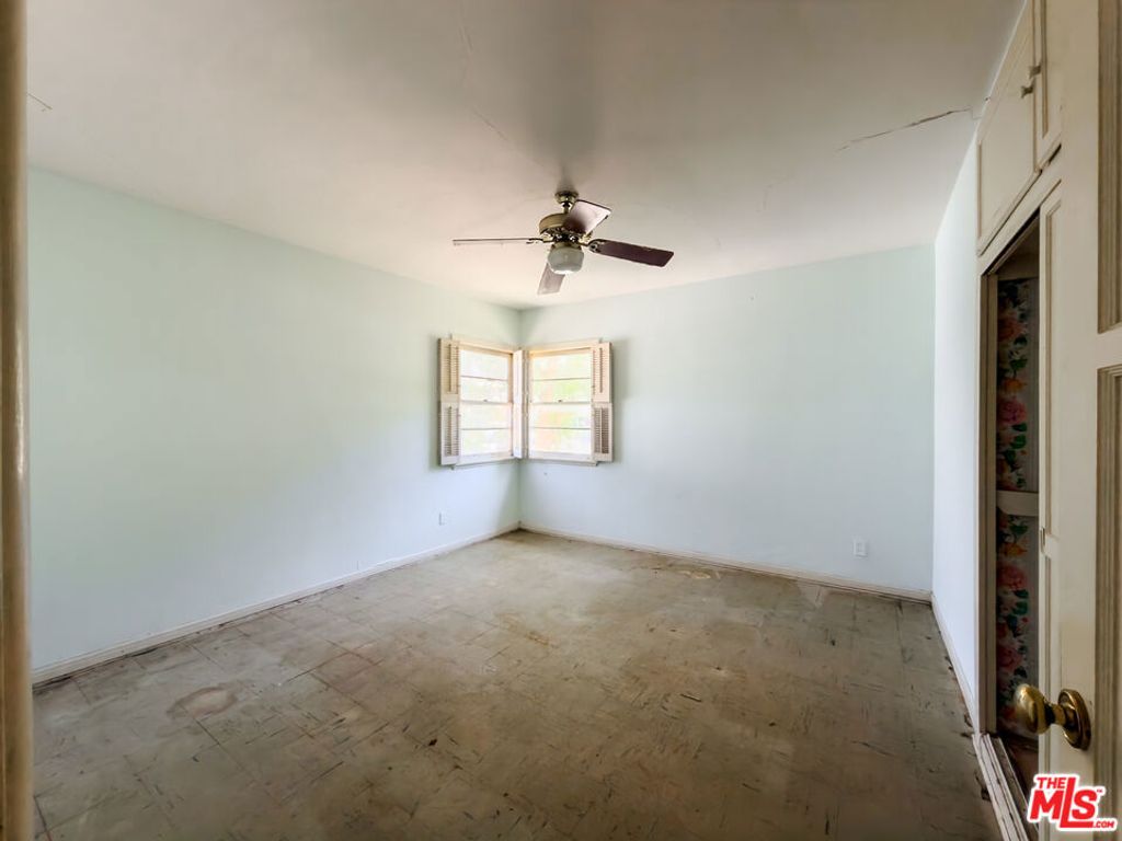 Image 12 of property listing at 5207 Don Pio Drive, Woodland Hills, CA 91364