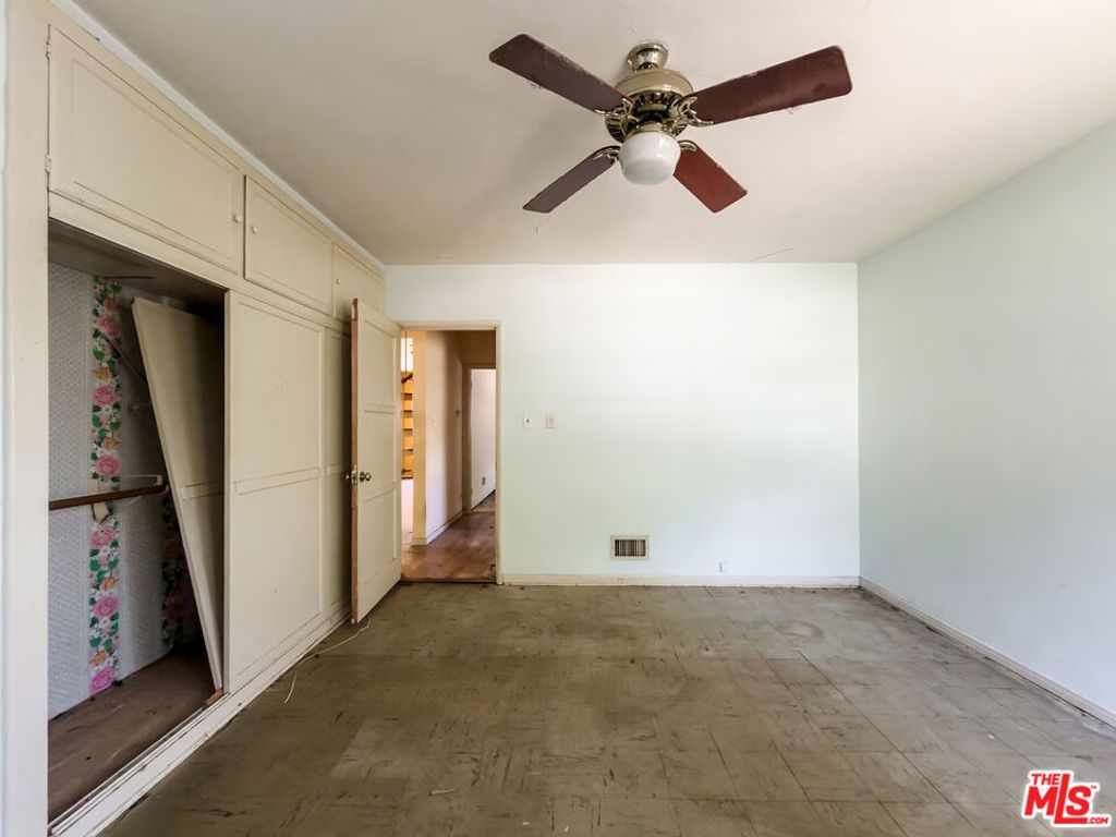 Image 13 of property listing at 5207 Don Pio Drive, Woodland Hills, CA 91364