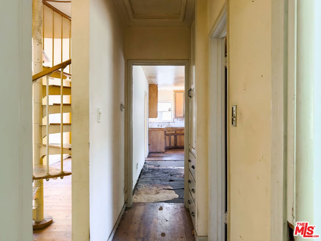 Image 14 of property listing at 5207 Don Pio Drive, Woodland Hills, CA 91364