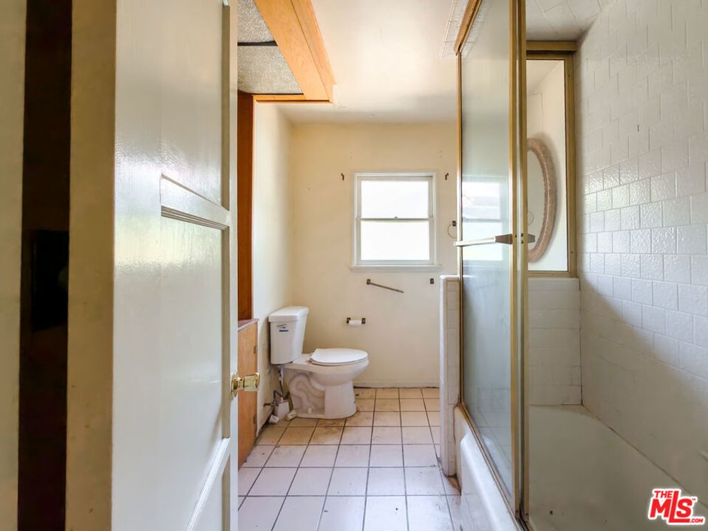 Image 15 of property listing at 5207 Don Pio Drive, Woodland Hills, CA 91364