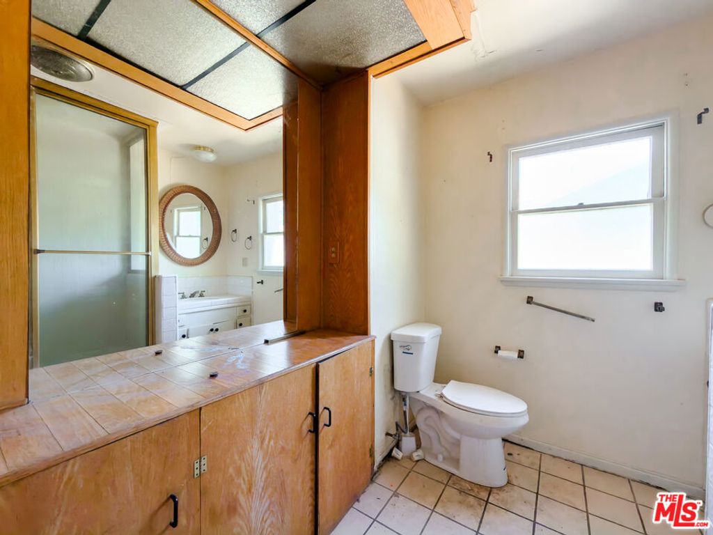 Image 16 of property listing at 5207 Don Pio Drive, Woodland Hills, CA 91364