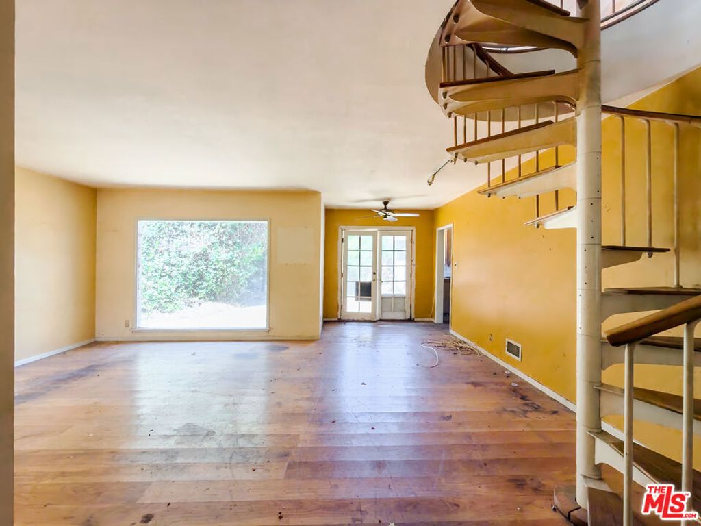 Image 17 of property listing at 5207 Don Pio Drive, Woodland Hills, CA 91364