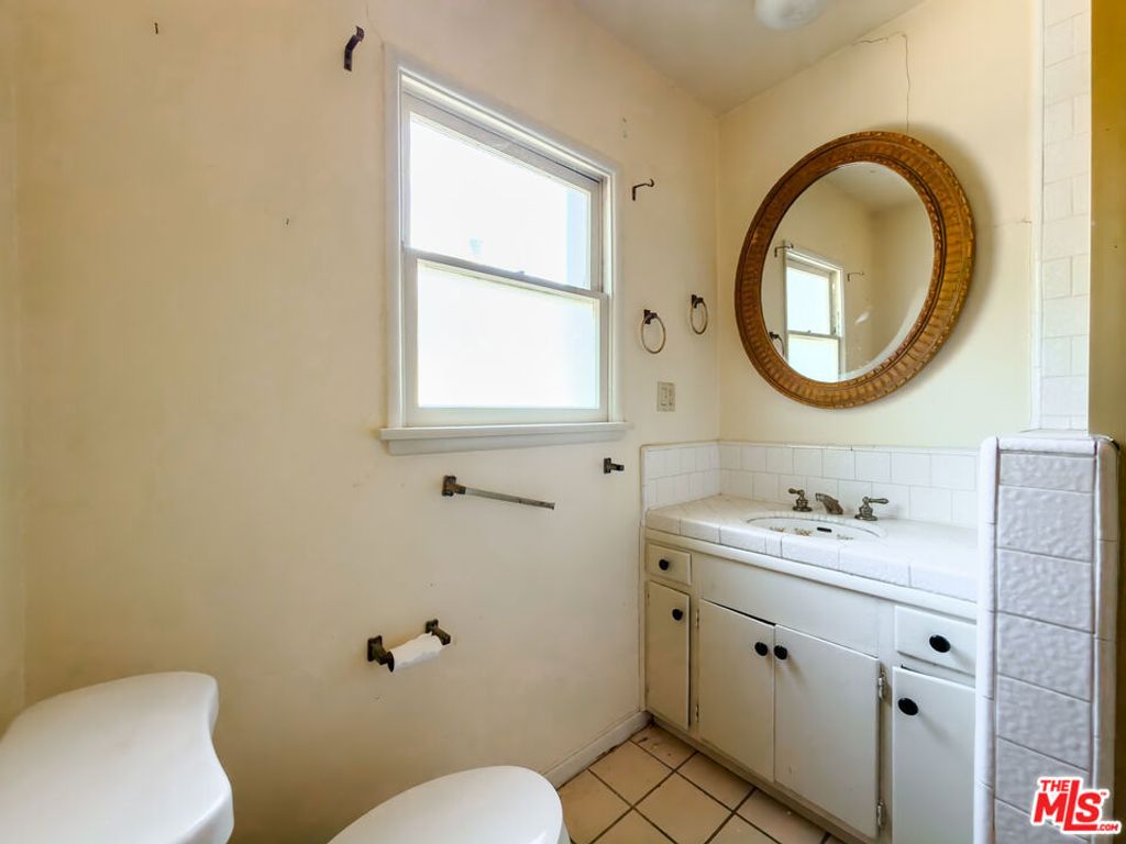 Image 18 of property listing at 5207 Don Pio Drive, Woodland Hills, CA 91364