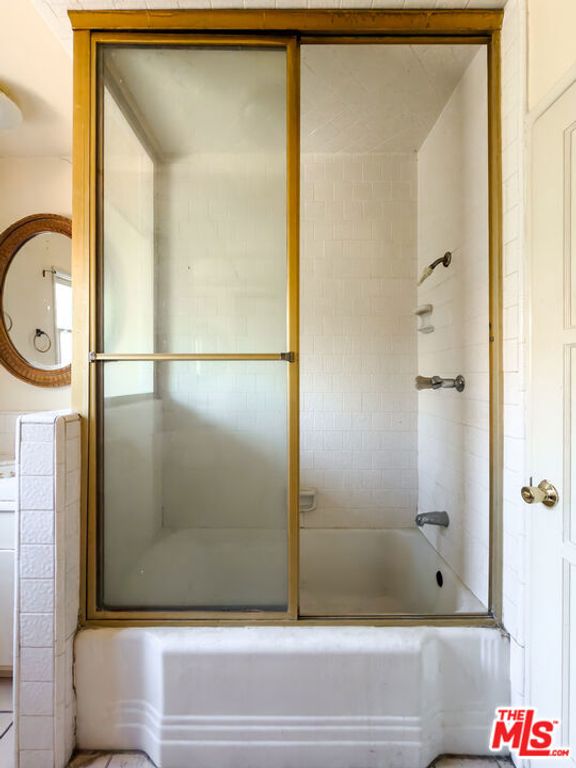 Image 19 of property listing at 5207 Don Pio Drive, Woodland Hills, CA 91364
