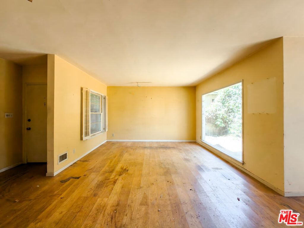 Image 2 of property listing at 5207 Don Pio Drive, Woodland Hills, CA 91364