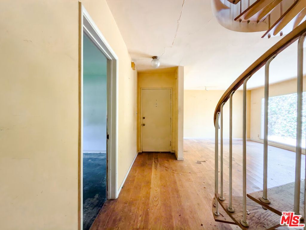 Image 20 of property listing at 5207 Don Pio Drive, Woodland Hills, CA 91364