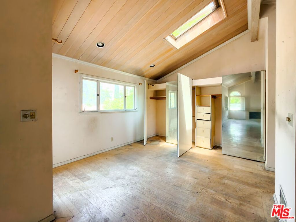Image 21 of property listing at 5207 Don Pio Drive, Woodland Hills, CA 91364