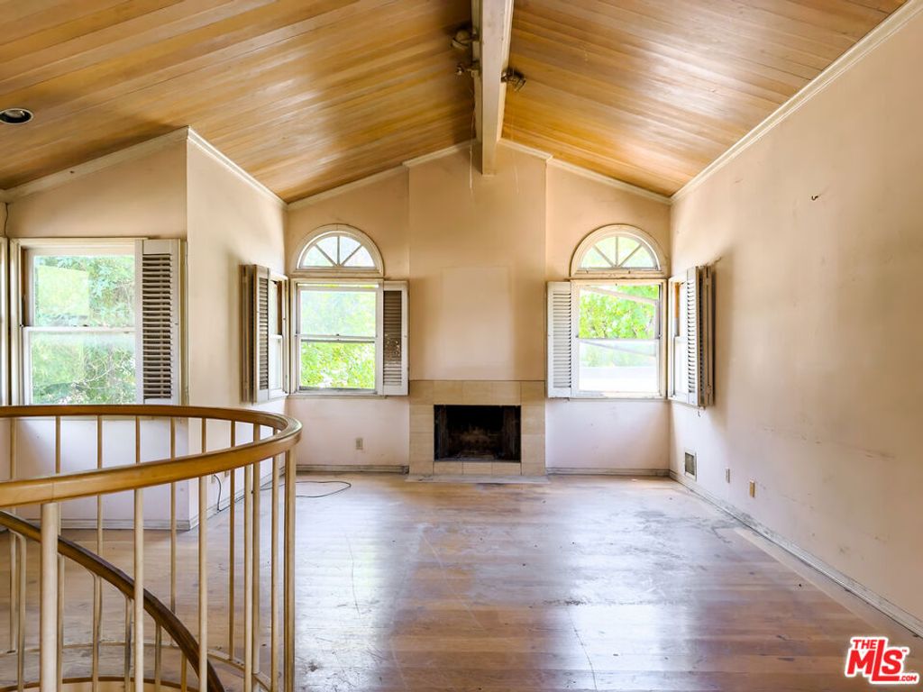 Image 22 of property listing at 5207 Don Pio Drive, Woodland Hills, CA 91364