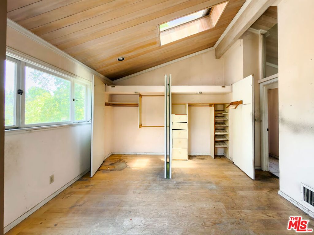 Image 24 of property listing at 5207 Don Pio Drive, Woodland Hills, CA 91364