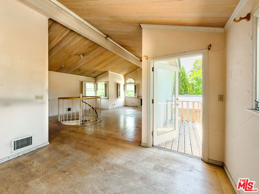 Image 25 of property listing at 5207 Don Pio Drive, Woodland Hills, CA 91364