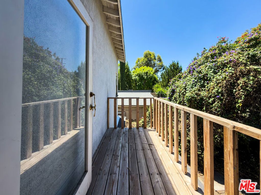 Image 26 of property listing at 5207 Don Pio Drive, Woodland Hills, CA 91364