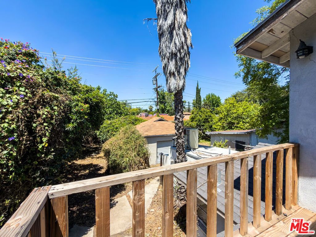 Image 27 of property listing at 5207 Don Pio Drive, Woodland Hills, CA 91364