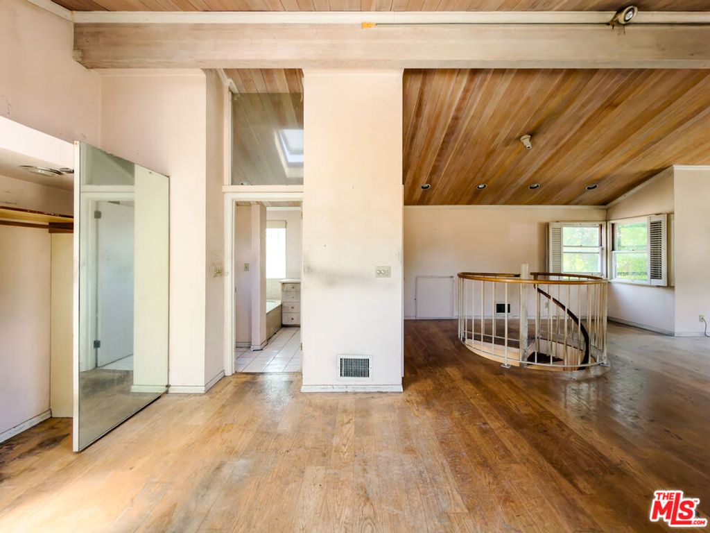 Image 28 of property listing at 5207 Don Pio Drive, Woodland Hills, CA 91364