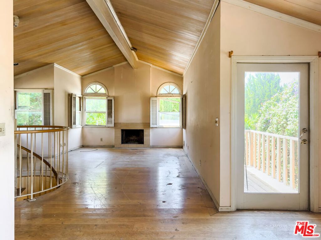 Image 29 of property listing at 5207 Don Pio Drive, Woodland Hills, CA 91364