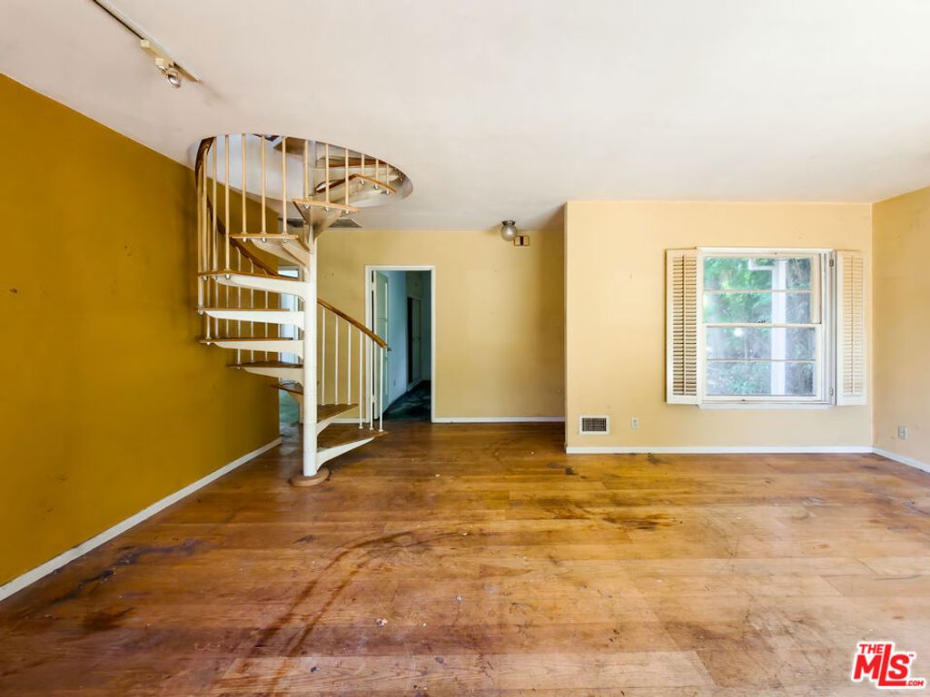 Image 3 of property listing at 5207 Don Pio Drive, Woodland Hills, CA 91364