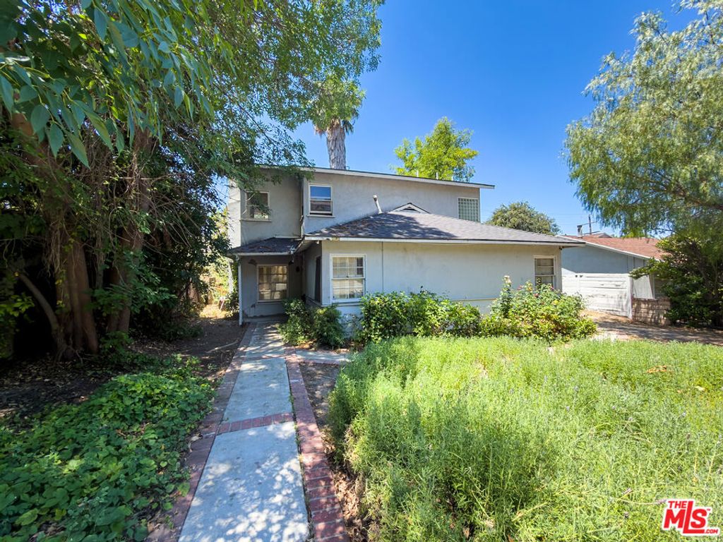 Image 30 of property listing at 5207 Don Pio Drive, Woodland Hills, CA 91364