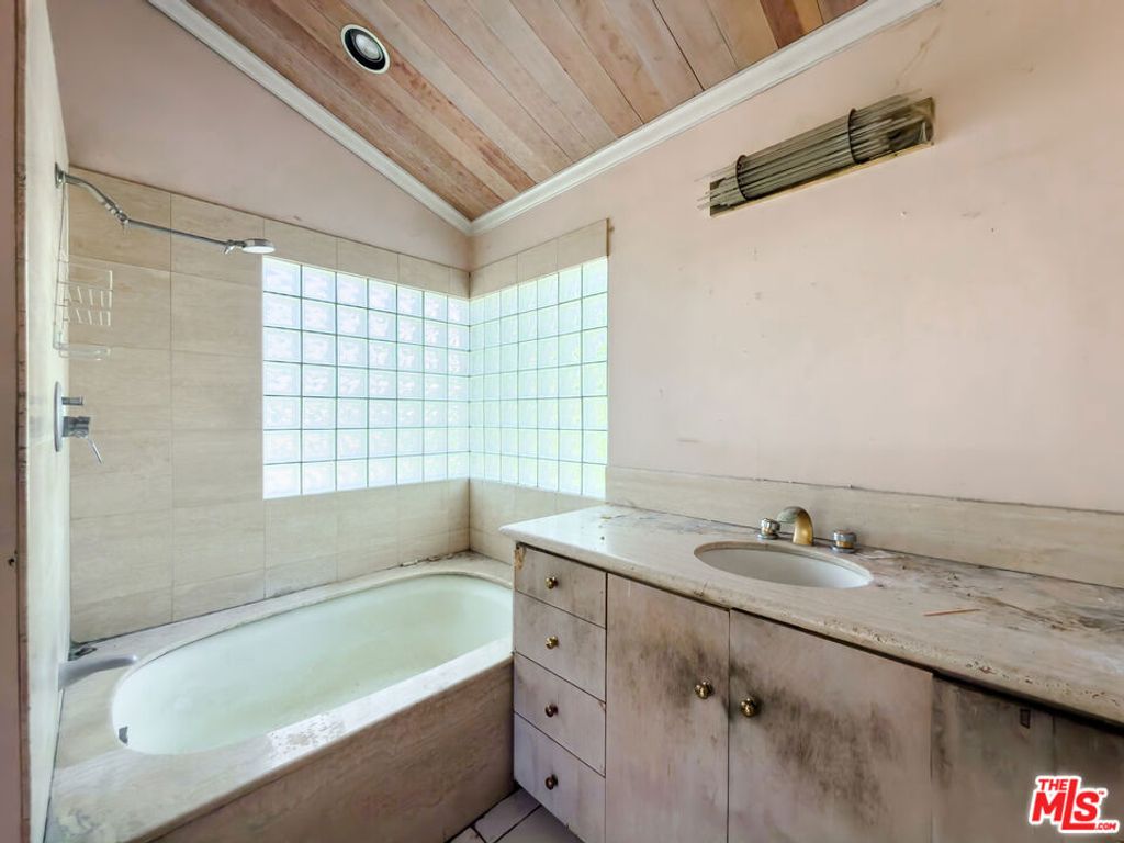 Image 31 of property listing at 5207 Don Pio Drive, Woodland Hills, CA 91364