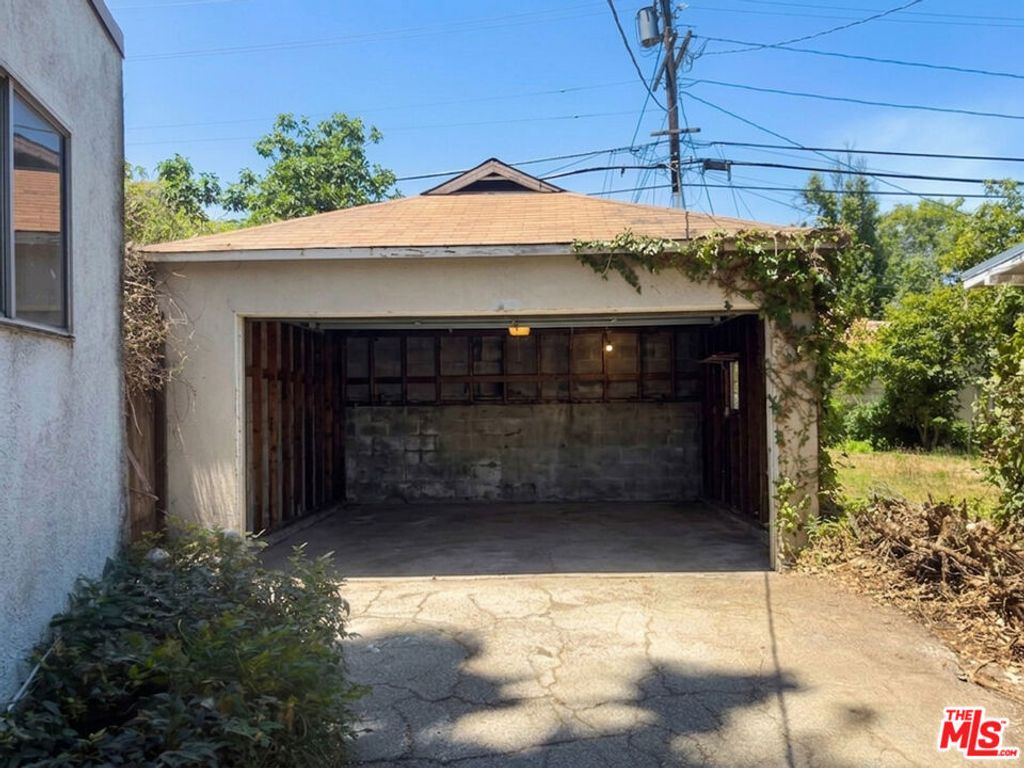 Image 32 of property listing at 5207 Don Pio Drive, Woodland Hills, CA 91364