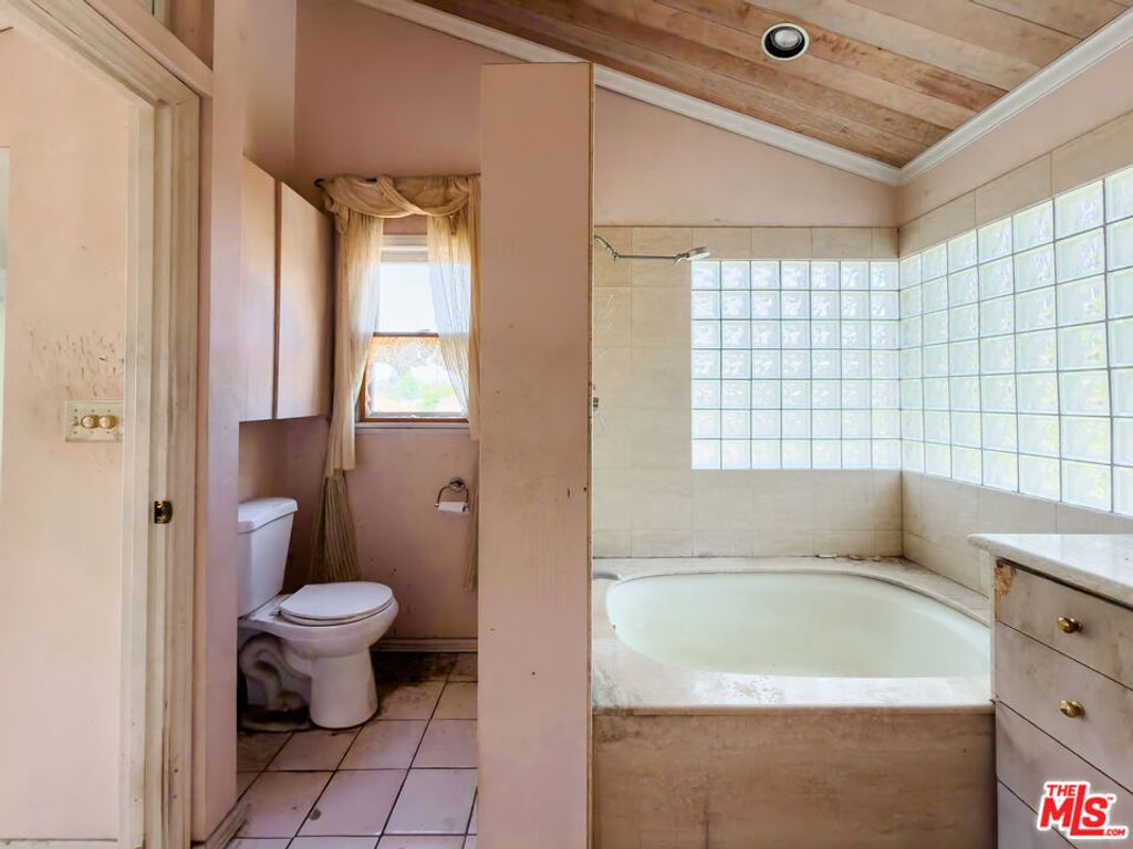 Image 33 of property listing at 5207 Don Pio Drive, Woodland Hills, CA 91364
