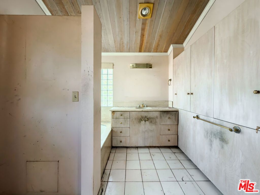 Image 34 of property listing at 5207 Don Pio Drive, Woodland Hills, CA 91364