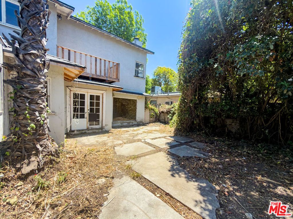Image 35 of property listing at 5207 Don Pio Drive, Woodland Hills, CA 91364