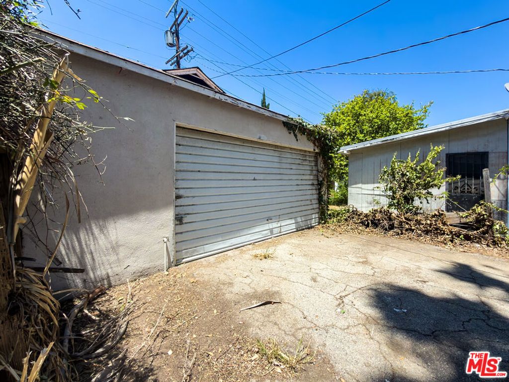Image 36 of property listing at 5207 Don Pio Drive, Woodland Hills, CA 91364