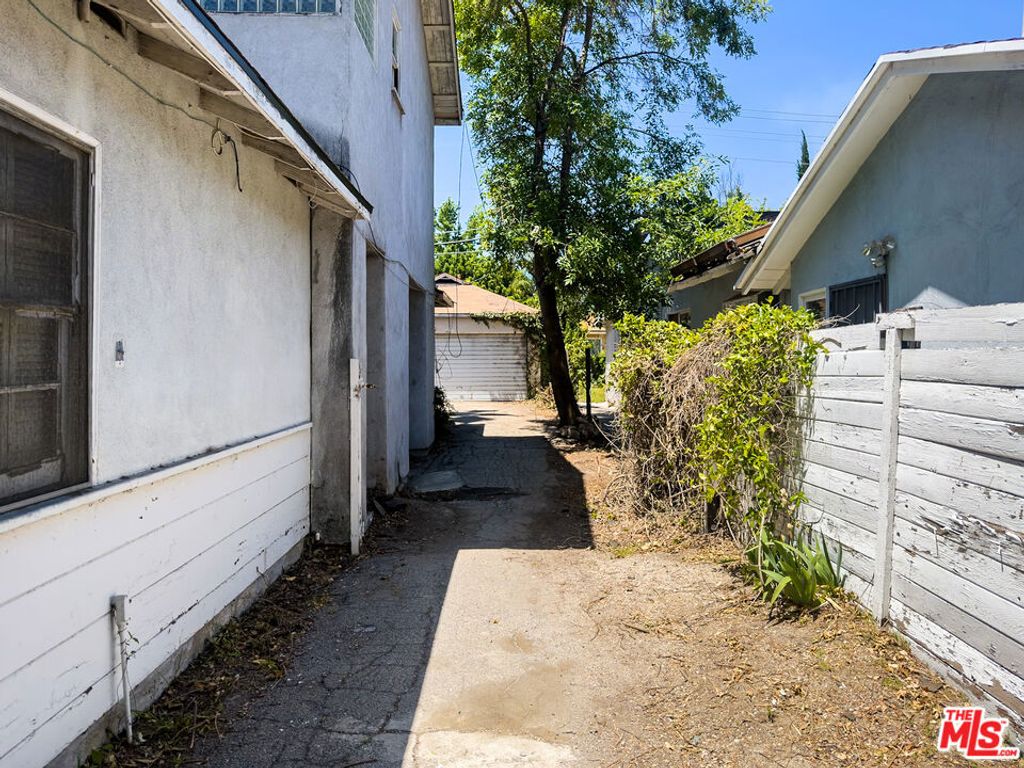 Image 37 of property listing at 5207 Don Pio Drive, Woodland Hills, CA 91364