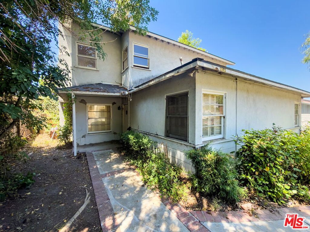 Image 38 of property listing at 5207 Don Pio Drive, Woodland Hills, CA 91364