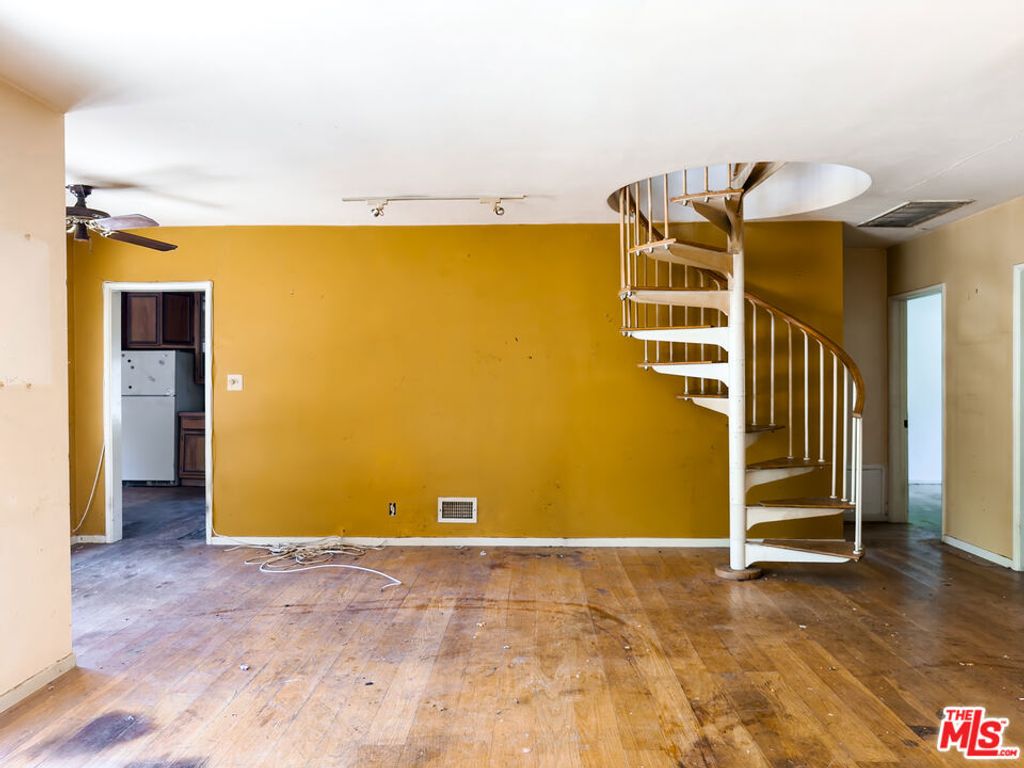 Image 4 of property listing at 5207 Don Pio Drive, Woodland Hills, CA 91364