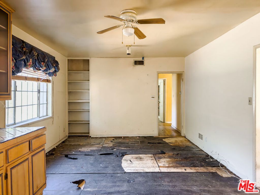 Image 5 of property listing at 5207 Don Pio Drive, Woodland Hills, CA 91364