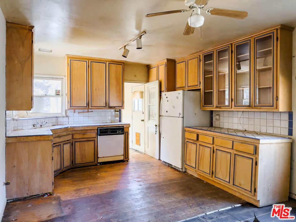 Image 6 of property listing at 5207 Don Pio Drive, Woodland Hills, CA 91364