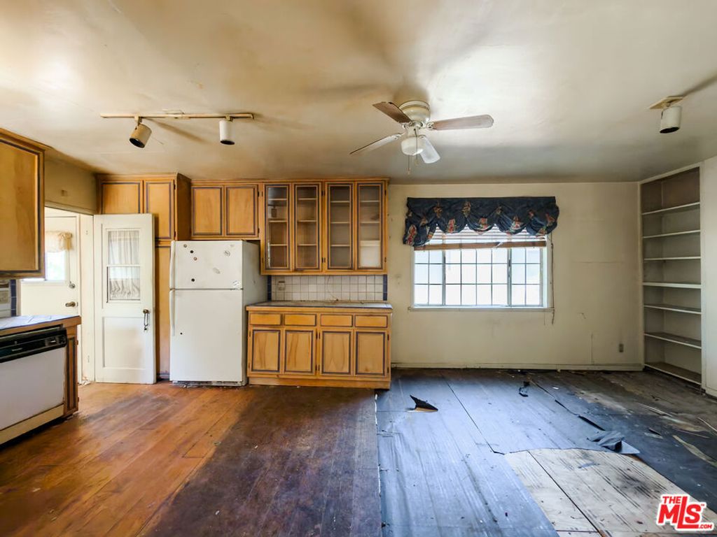 Image 7 of property listing at 5207 Don Pio Drive, Woodland Hills, CA 91364