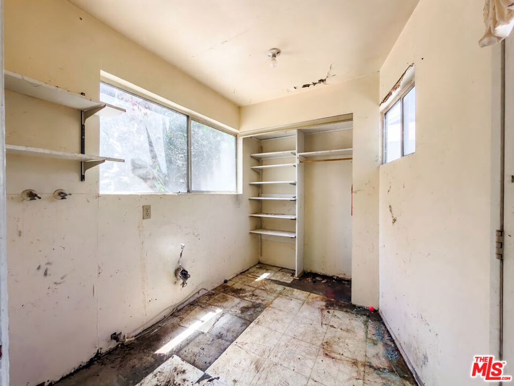 Image 8 of property listing at 5207 Don Pio Drive, Woodland Hills, CA 91364