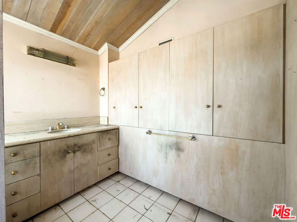 Image 9 of property listing at 5207 Don Pio Drive, Woodland Hills, CA 91364
