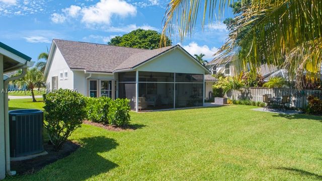 12911 Upper Cove Dr, Wellington, FL 33414