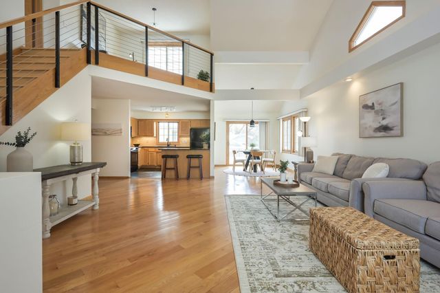 2885 Devonshire Place, Woodbury, MN 55125