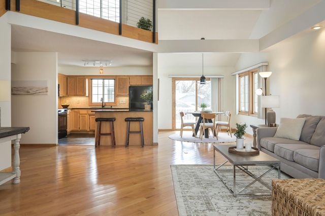 2885 Devonshire Place, Woodbury, MN 55125