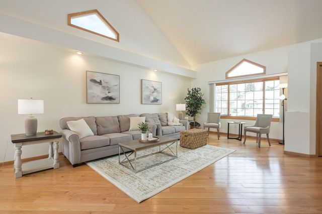 2885 Devonshire Place, Woodbury, MN 55125