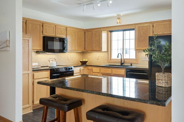 2885 Devonshire Place, Woodbury, MN 55125