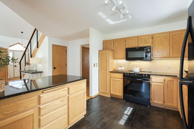 2885 Devonshire Place, Woodbury, MN 55125