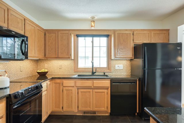 2885 Devonshire Place, Woodbury, MN 55125