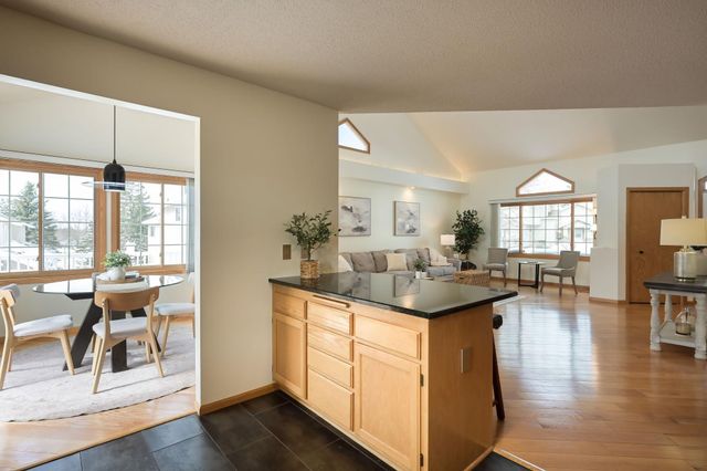 2885 Devonshire Place, Woodbury, MN 55125