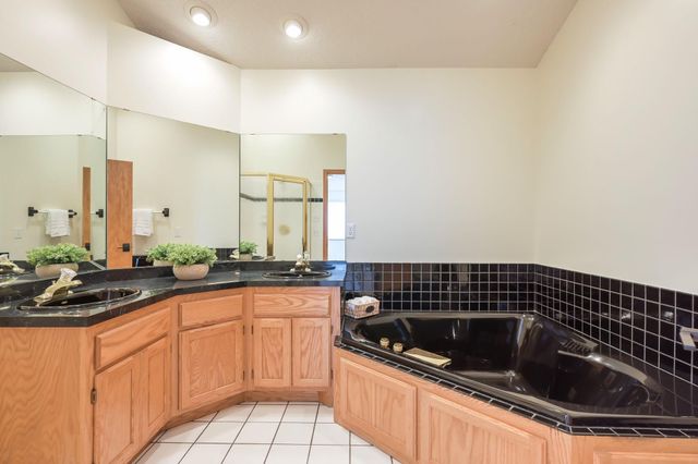 2885 Devonshire Place, Woodbury, MN 55125