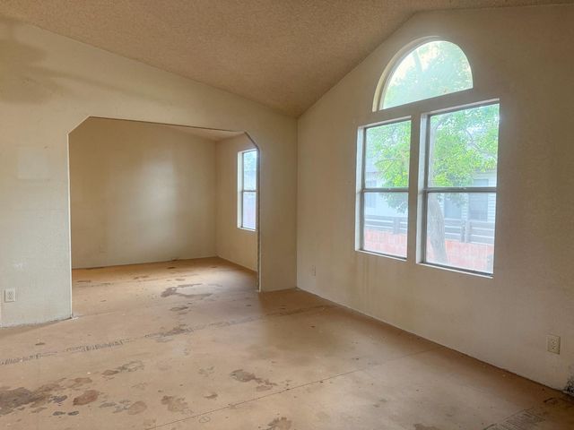 328 N 3rd Ave, Oakdale, CA 95361