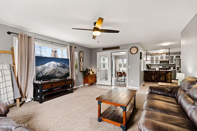 10 Cedar Hill Dr, Yakima, WA 98908